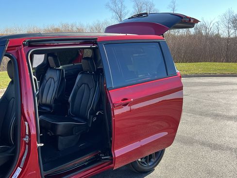 Used 2026 Chrysler Pacifica Limited w/ Uconnect Theater Family Group image 35