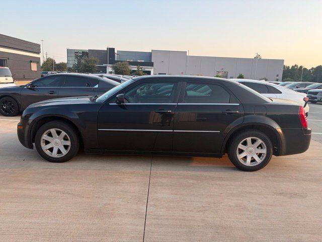 Used 2009 Chrysler 300 LX RWD image 2