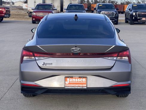 Used 2023 Hyundai Elantra SE image 7