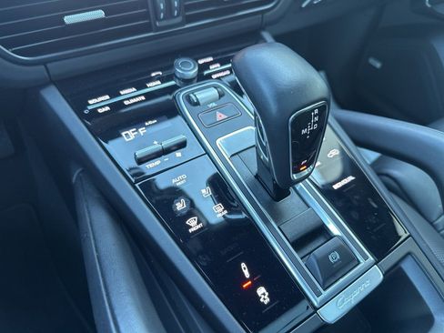 Certified 2023 Porsche Cayenne Platinum Edition image 12