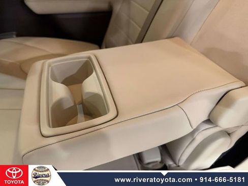 Used 2020 Toyota Highlander XLE image 14