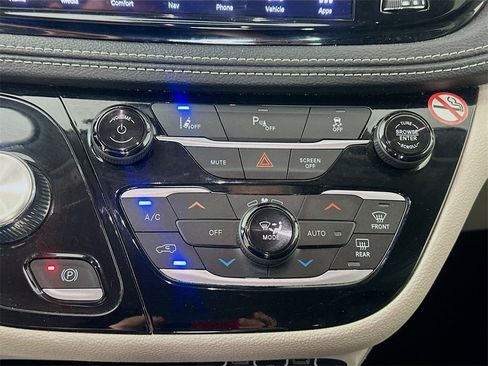 Used 2024 Chrysler Pacifica Select image 16