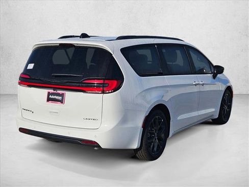 New 2026 Chrysler Pacifica Limited image 5