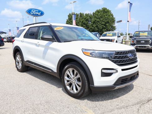 Used 2023 Ford Explorer XLT w/ Equipment Group 202A AWD/4WD image 7