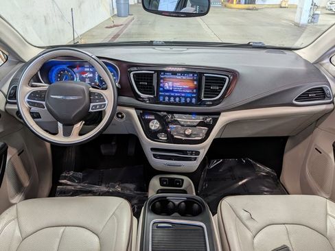 Used 2017 Chrysler Pacifica Limited FWD image 17