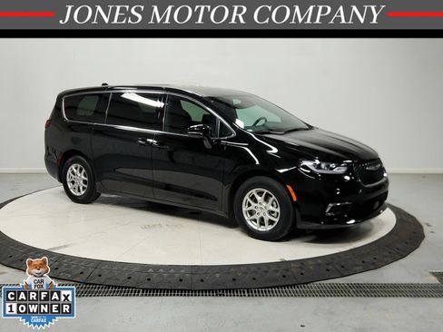 Used 2025 Chrysler Pacifica Select FWD image 1