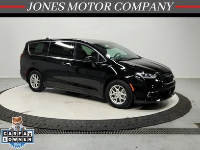 Used 2025 Chrysler Pacifica Select