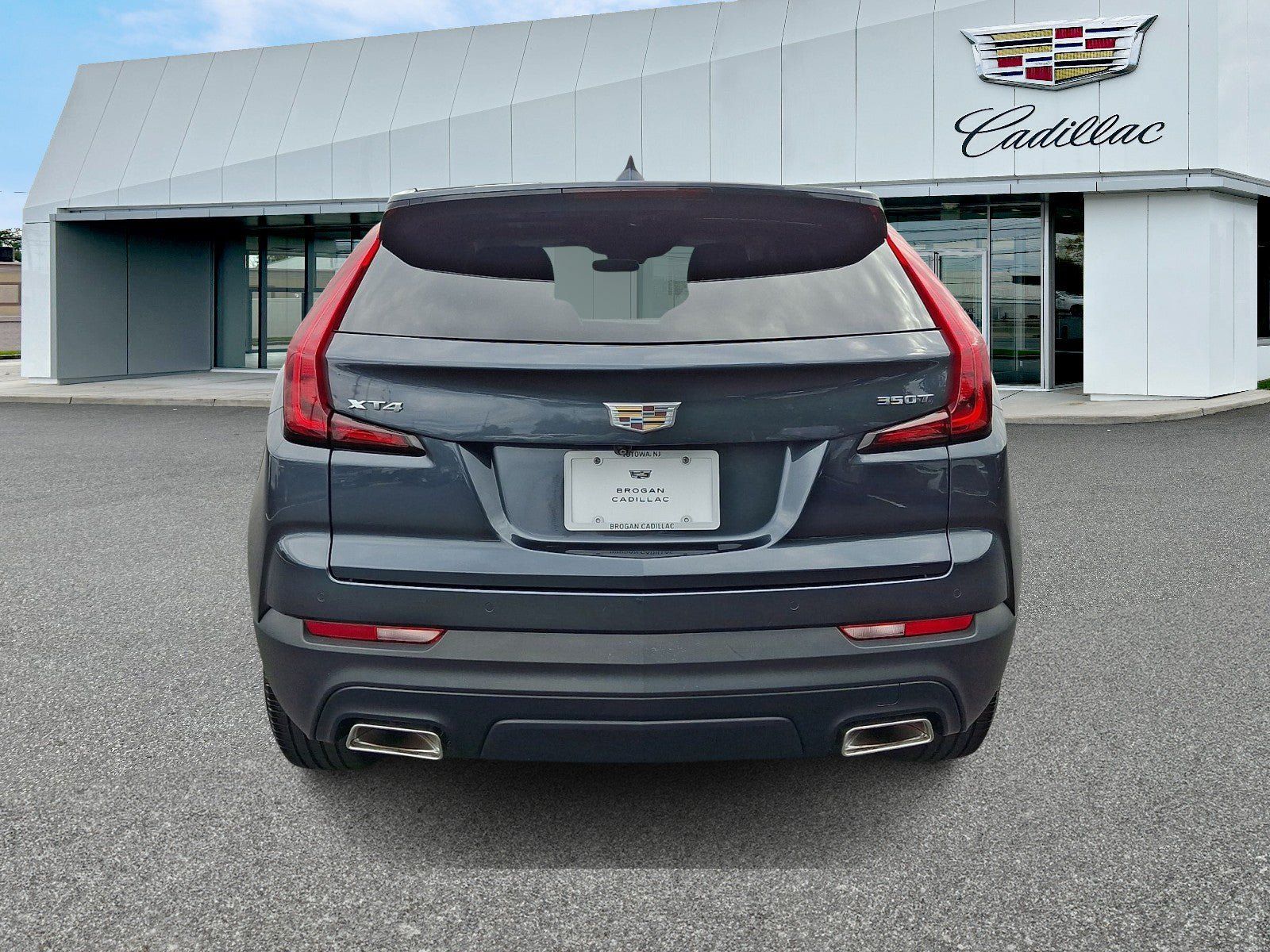 Used 2021 Cadillac XT4 Luxury w/ Cold Weather Package FWD image 5