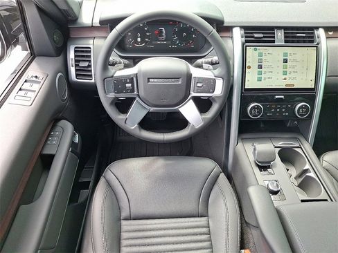 New 2025 Land Rover Discovery S image 7