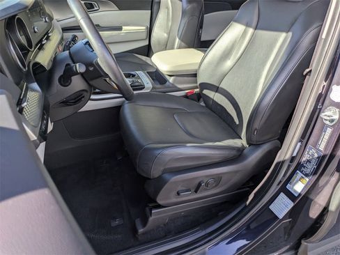 Used 2024 Kia Carnival LX image 14