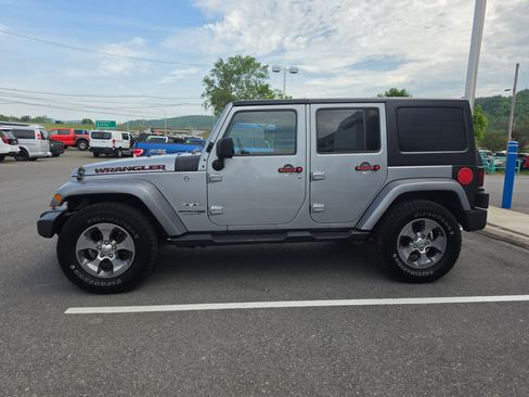 Used 2018 Jeep Wrangler Unlimited Sahara AWD/4WD image 6
