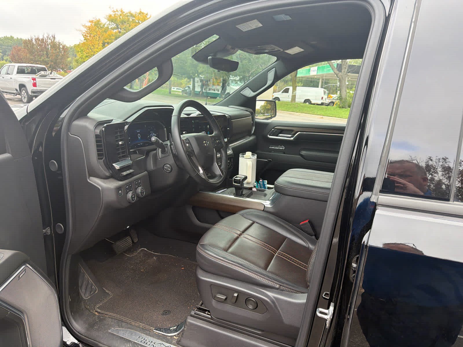 Used 2024 Chevrolet Silverado 1500 High Country w/ Midnight Edition AWD/4WD image 9
