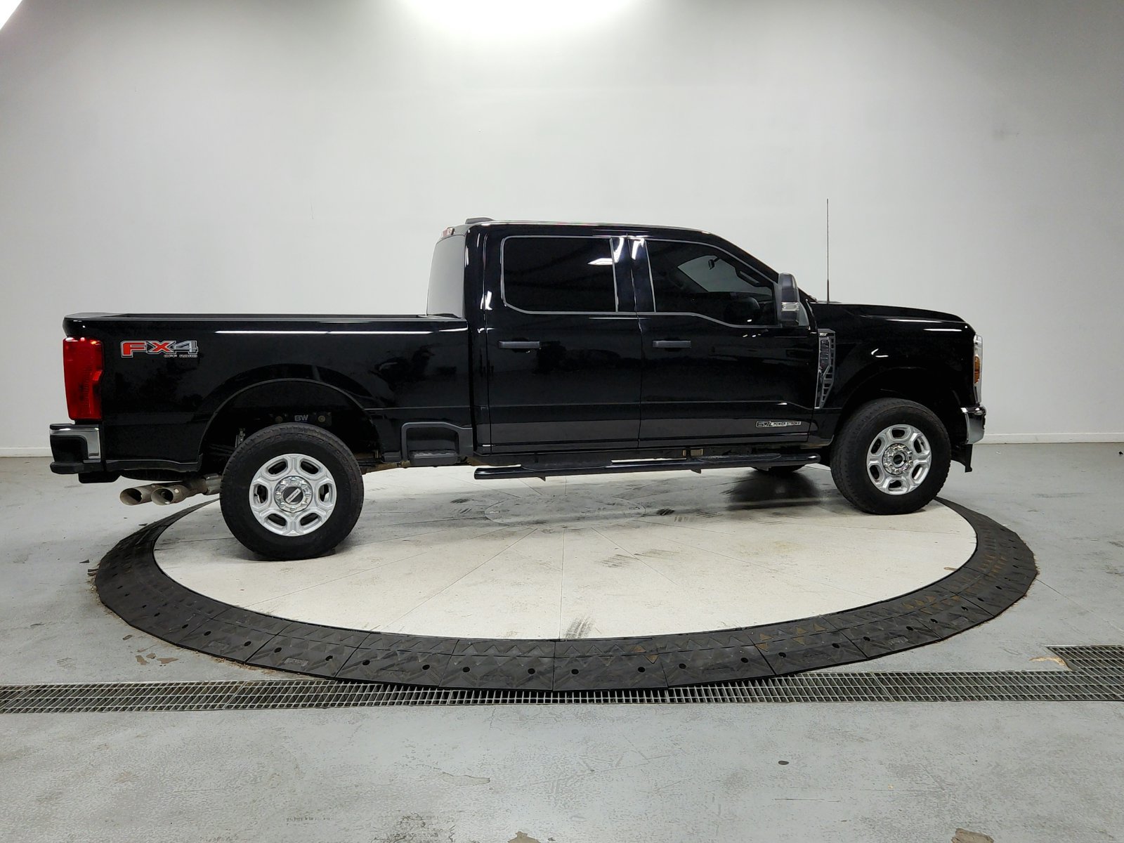 Used 2025 Ford F250 XLT w/ FX4 Off-Road Package AWD/4WD image 9