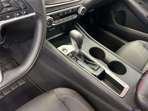 Used 2025 Nissan Altima 2.5 SV FWD image 18