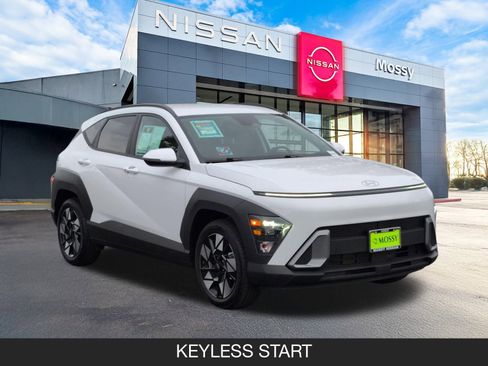 Used 2025 Hyundai Kona SEL image 2