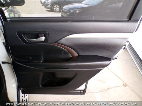 Used 2019 Toyota Highlander XLE image 29