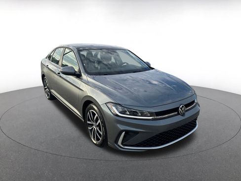 Used 2025 Volkswagen Jetta SE image 1