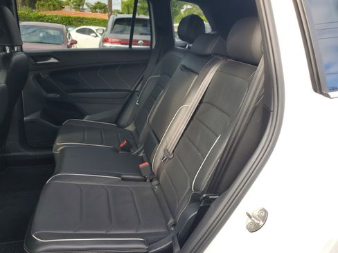 Certified 2022 Volkswagen Tiguan SEL R-Line image 18