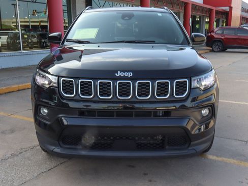 Used 2025 Jeep Compass Latitude AWD/4WD image 3