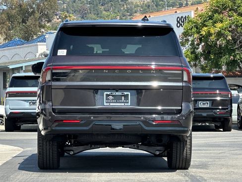 New 2026 Lincoln Navigator Reserve w/ Jet Appearance Package AWD/4WD image 4