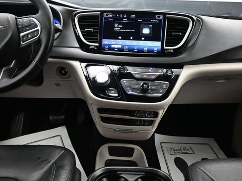Used 2022 Chrysler Pacifica Touring-L FWD image 16