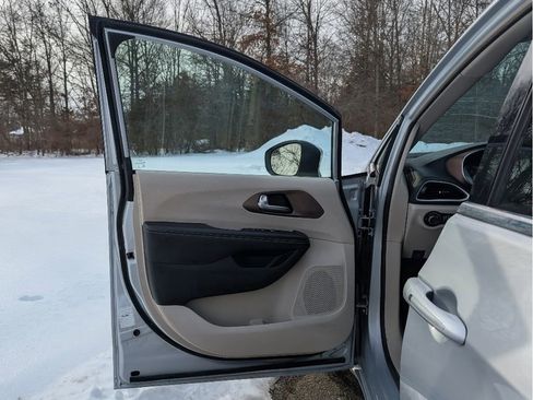 Used 2023 Chrysler Voyager LX image 9