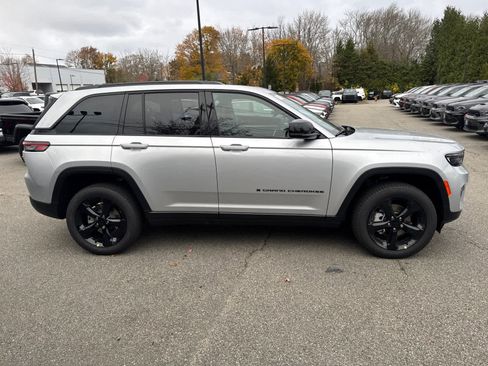 New 2025 Jeep Grand Cherokee Limited w/ Black Appearance Package AWD/4WD image 7