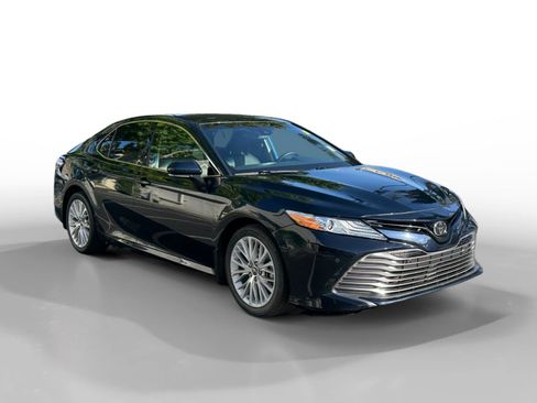 Used 2018 Toyota Camry XLE FWD image 7