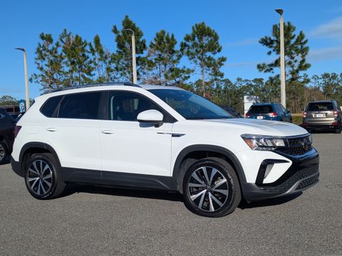 Used 2024 Volkswagen Taos SE w/ MDO Package image 2