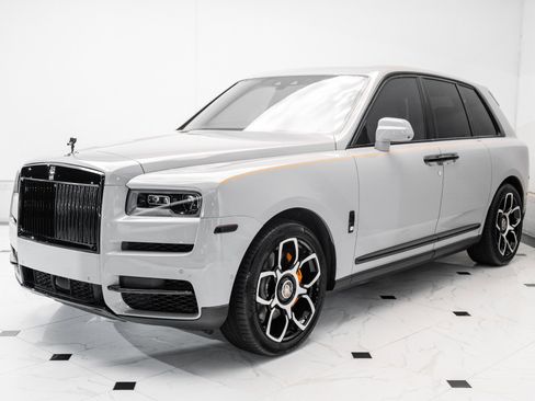Used 2022 Rolls-Royce Cullinan w/ Dark Exterior Package image 5