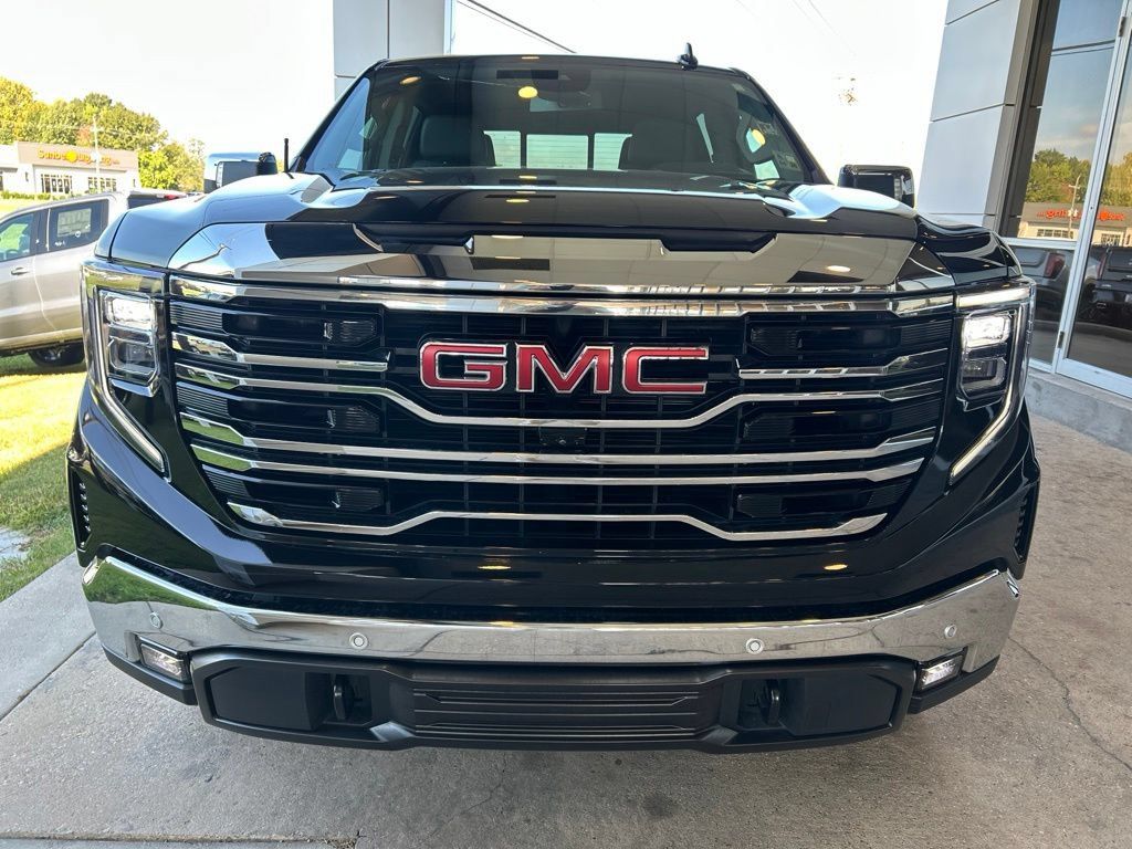 Used 2025 GMC Sierra 1500 SLT AWD/4WD image 3