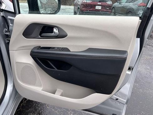 Used 2023 Chrysler Pacifica Touring-L image 14
