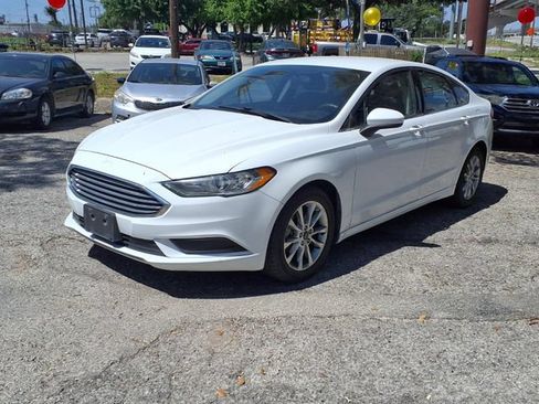 Used 2017 Ford Fusion SE w/ Fusion SE Technology Package FWD image 3