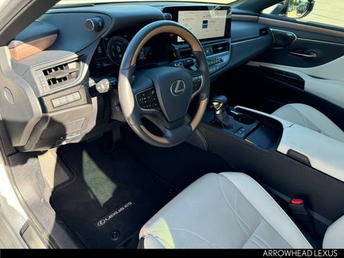 Used 2025 Lexus ES 300h w/ Luxury Package image 16