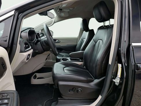 Used 2023 Chrysler Pacifica Touring-L FWD image 18