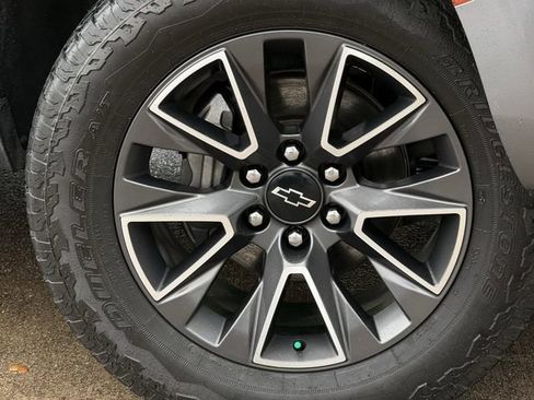 Used 2021 Chevrolet Tahoe Z71 w/ Luxury Package AWD/4WD image 6