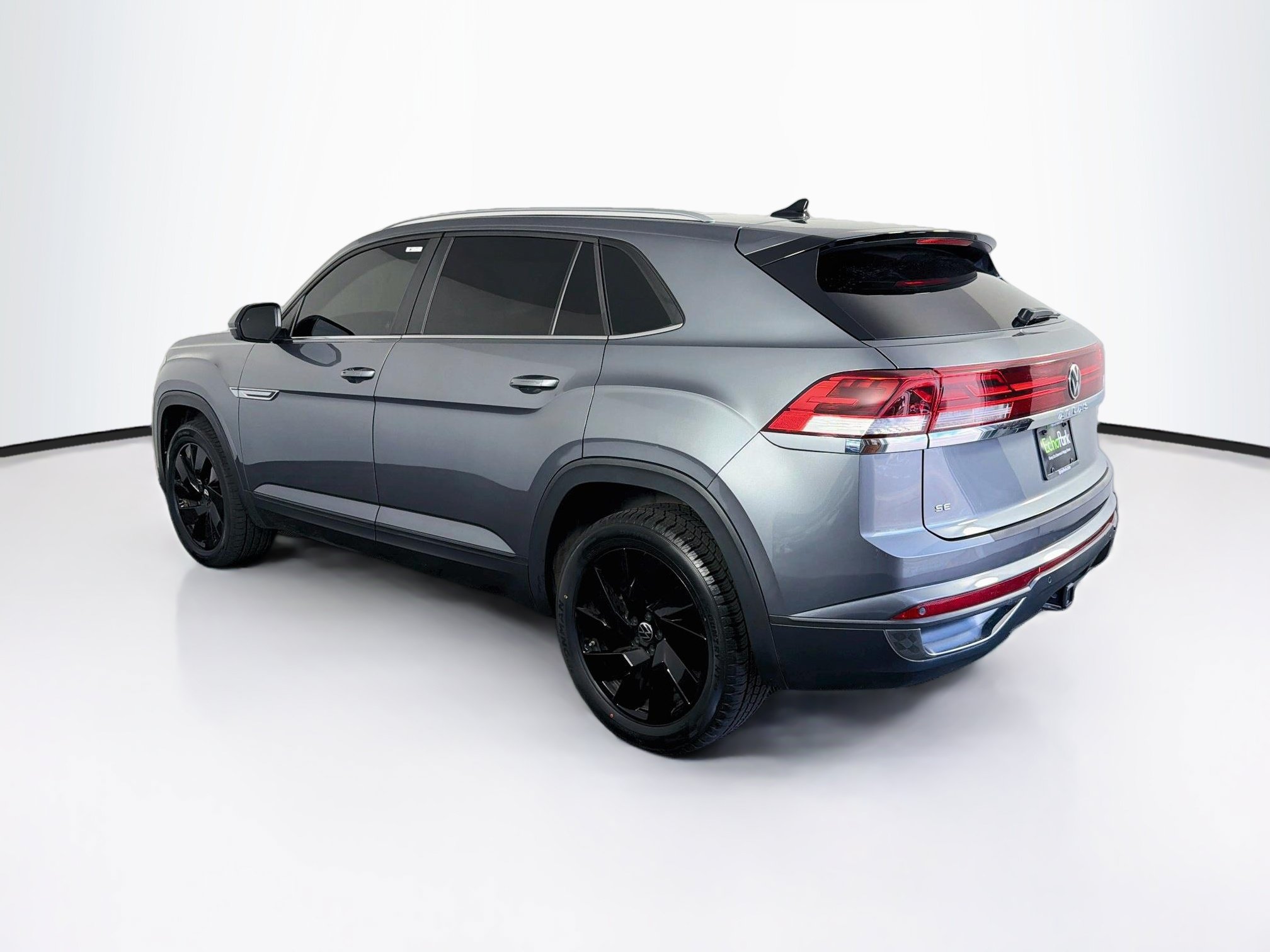 Used 2024 Volkswagen Atlas Cross Sport SE w/ Panoramic Sunroof Package FWD image 5