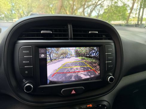Used 2025 Kia Soul LX w/ LX Technology Package FWD image 18