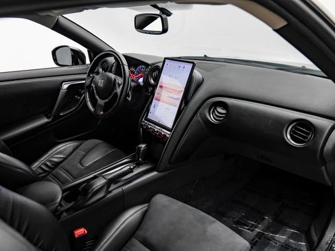 Used 2013 Nissan GT-R Premium image 45