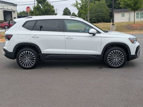 New 2026 Volkswagen Taos SE FWD image 3