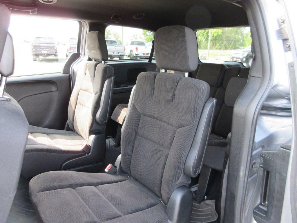 Used 2018 Dodge Grand Caravan SE FWD image 17
