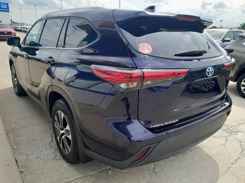 Used 2021 Toyota Highlander XLE AWD/4WD image 7