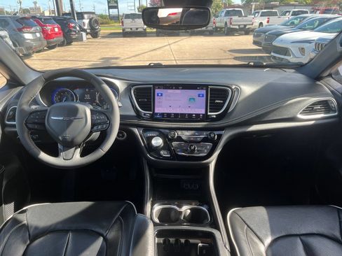 Used 2025 Chrysler Pacifica Limited FWD image 9