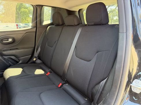 Used 2023 Jeep Renegade Latitude AWD/4WD image 19