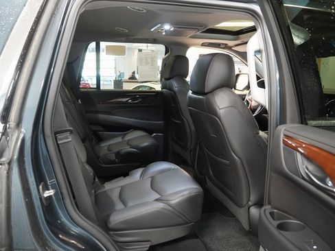 Used 2019 Cadillac Escalade Luxury w/ LPO, Radiant Package image 24