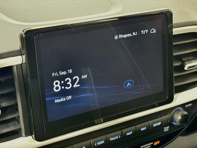 Certified 2024 Hyundai Venue Limited FWD image 17