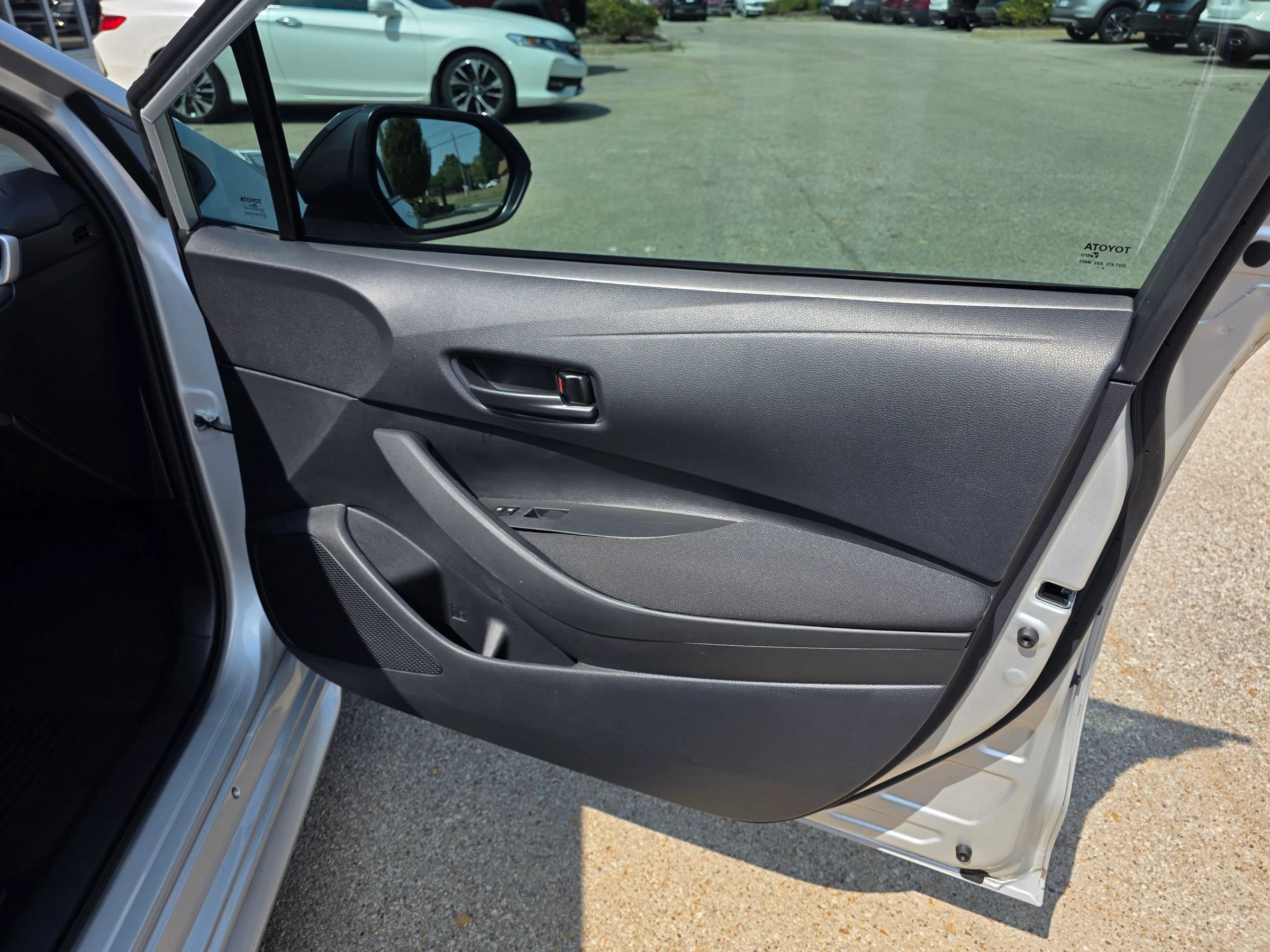 Used 2025 Toyota Corolla LE FWD image 5