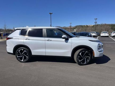 Used 2024 Mitsubishi Outlander SE Black Edition image 2