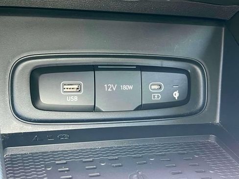 Used 2025 Hyundai Venue Limited FWD image 36