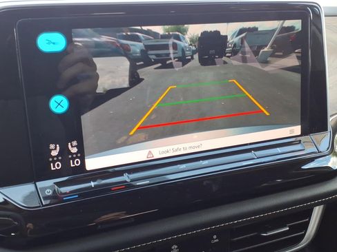 Used 2024 Volkswagen Atlas SE image 25